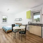 Apartment Lichtdurchflutetes Studio-apartment Nur 500 Meter Zum Mit Grillbereich *