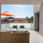 Apartment Lichtdurchflutetes Studio-apartment Nur 500 Meter Zum Mit Grillbereich Umag