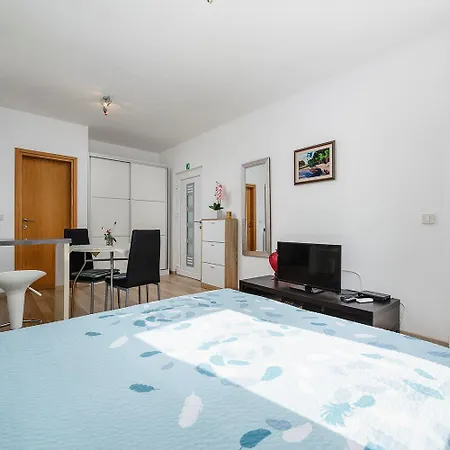 Lichtdurchflutetes Studio-apartment Nur 500 Meter Zum Mit Grillbereich Umag