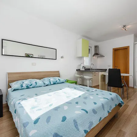 Lichtdurchflutetes Studio-apartment Nur 500 Meter Zum Mit Grillbereich